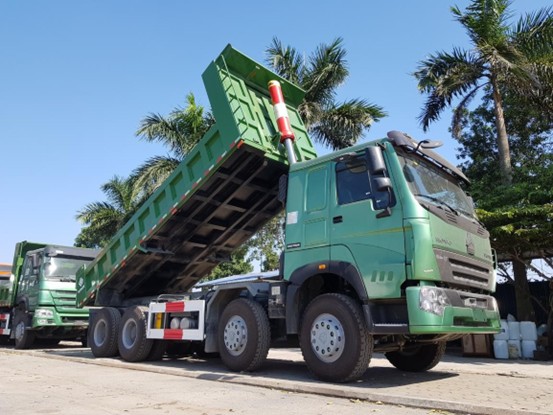 XE Ô TÔ TẢI TỰ ĐỔ 4 CHÂN THÙNG VUÔNG HOWO V7G